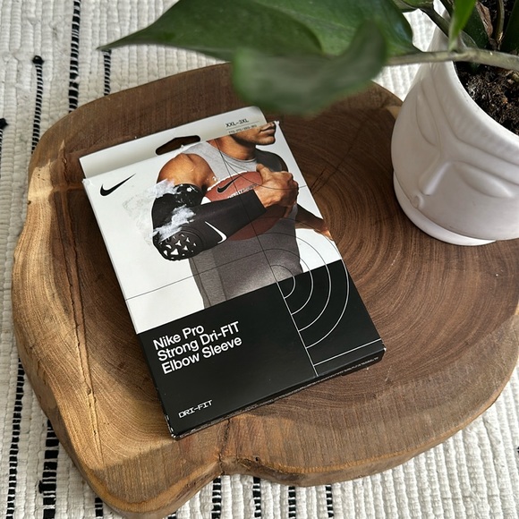 Nike - Picture 2 of 9